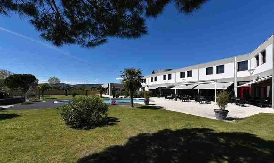 HÔTEL SOUS LES PINS