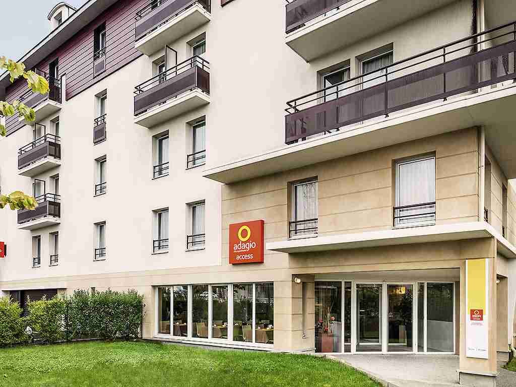 i APARTHÔTEL ADAGIO ACCESS CARRIERES-SOUS-POISSY 
