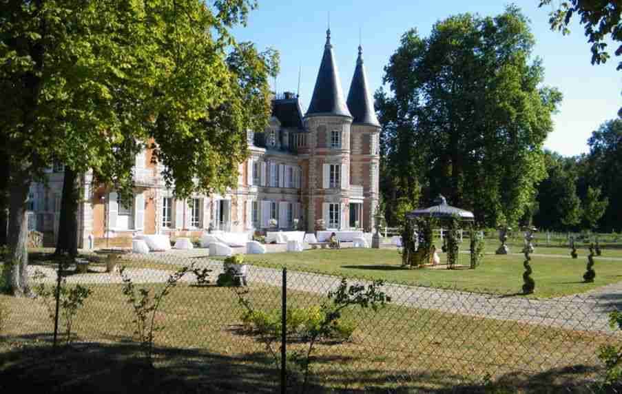 Hélicoptère, feux d'artifice et salle Prestige : le Domaine du Château de la Plumasserie en Seine-et-Marne
