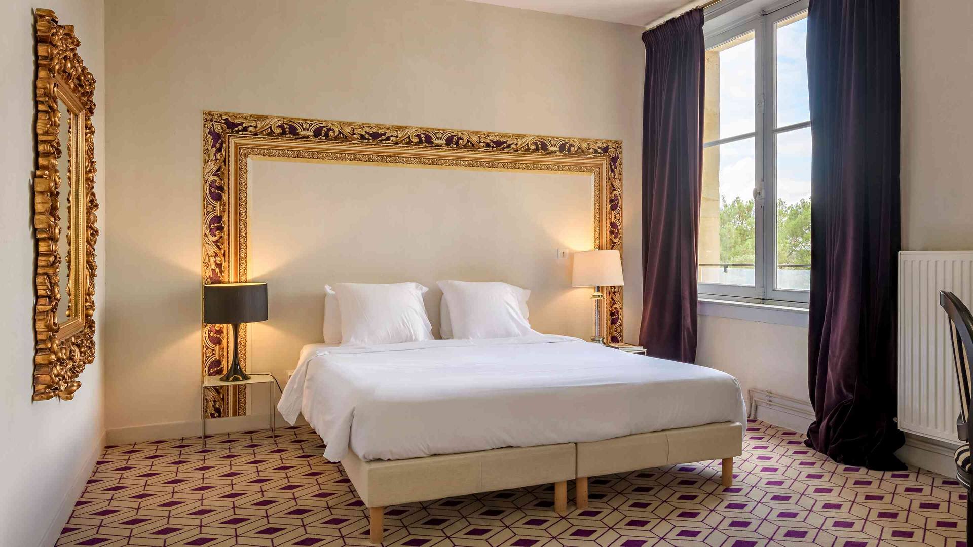 Chambre du Château de Chevreuse avec vue sur le parc de 118 hectares
