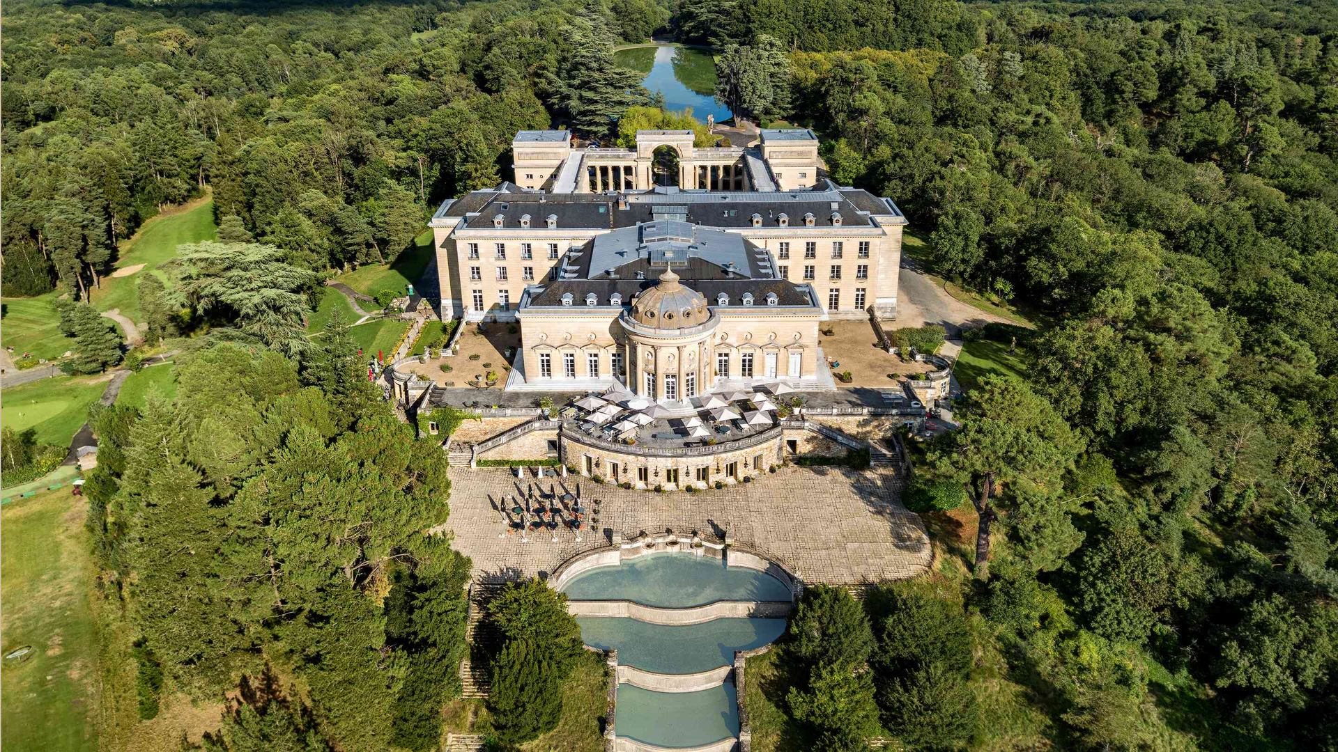 Parc et jardins du Château de Chevreuse — pièce d'eau et arbres centenaires dans la vallée de Chevreuse