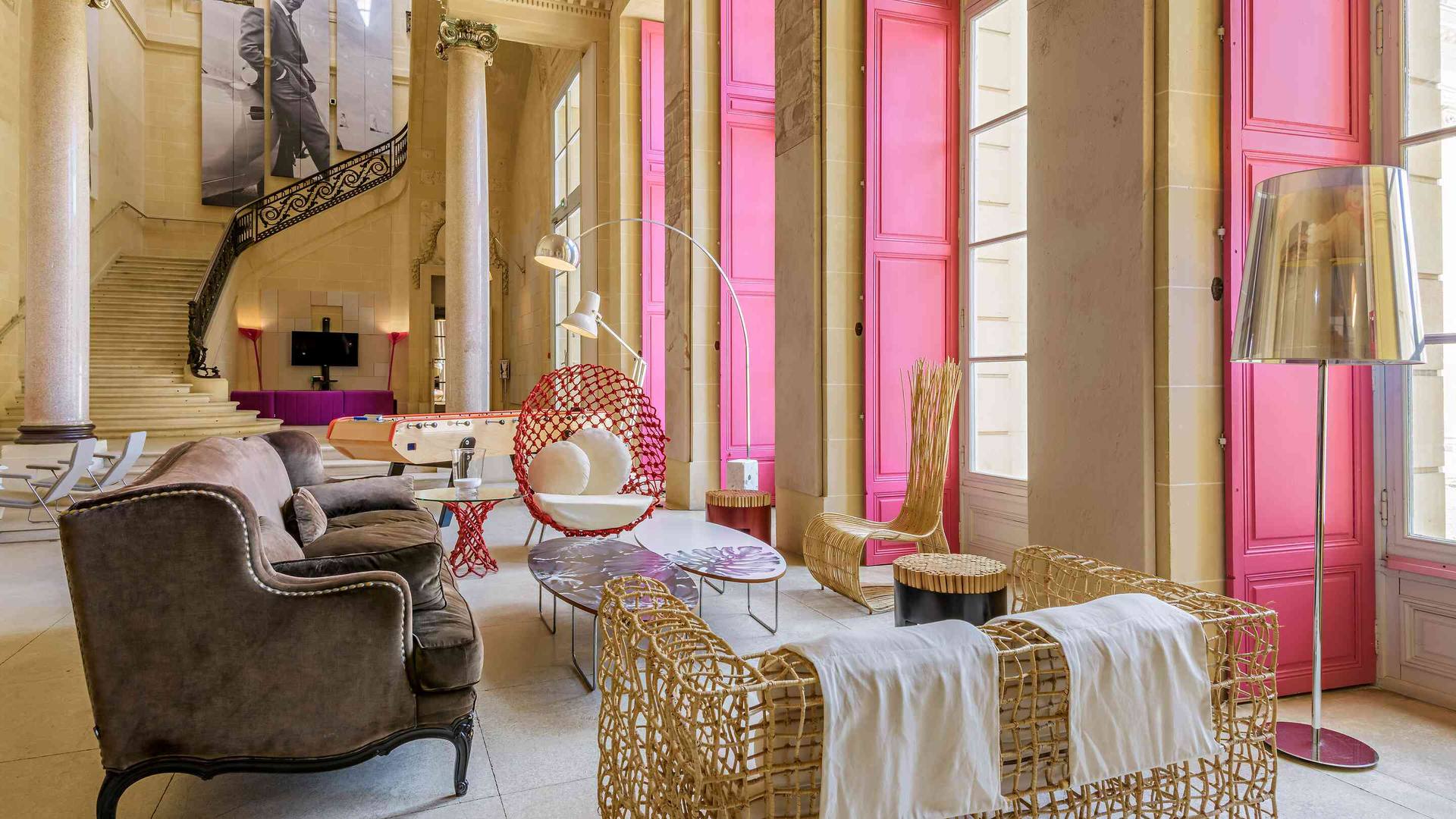 Espace lounge de la Grande Galerie du Château de Chevreuse — l'esprit maison Go Séminaire