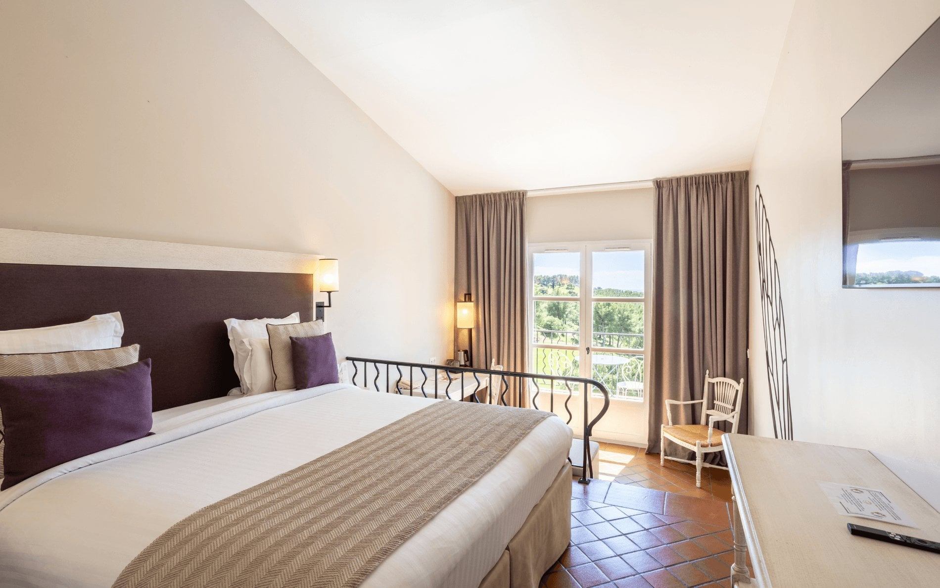 Chambre du Garden Provence avec terrasse vue mer et golf