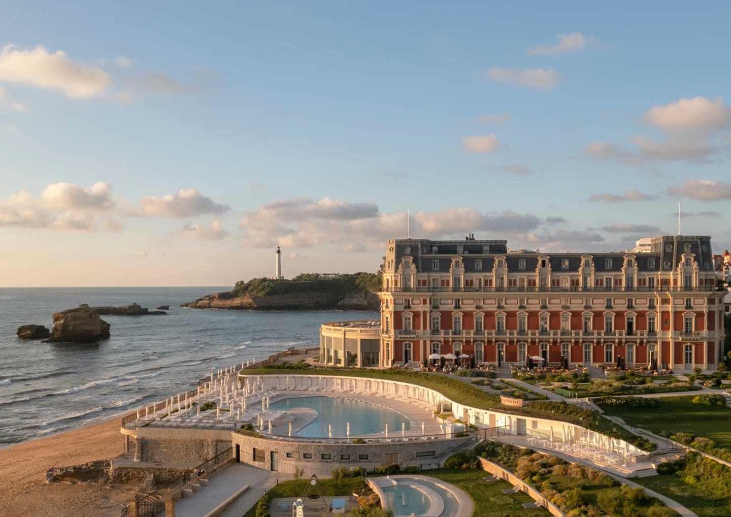 Piscine extérieure chauffée de l'Impérial Hôtel surplombant la Grande Plage de Biarritz